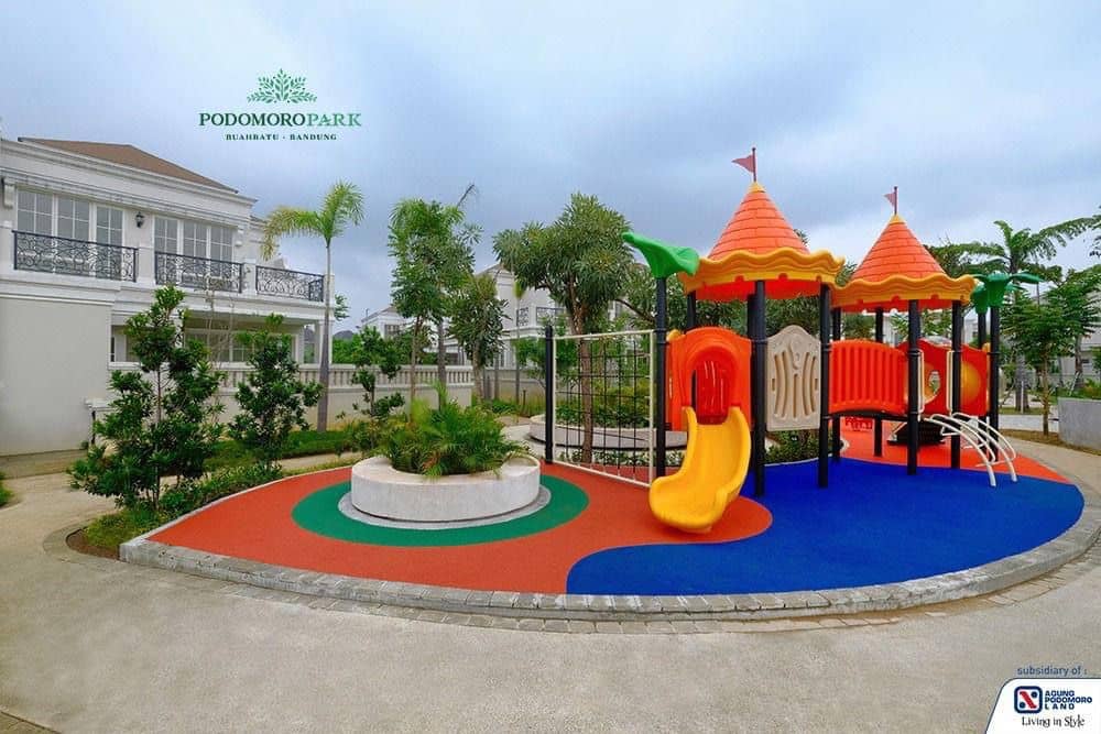 Taman bermain anak-anak di dalam cluster Podomoro Park Bandung