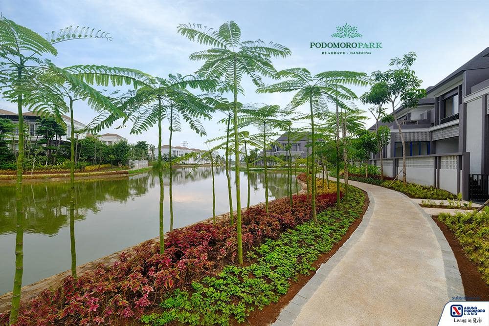 Salah satu kawasan jogging track yang berada di pinggir Majestic Lake Podomoro Park Bandung