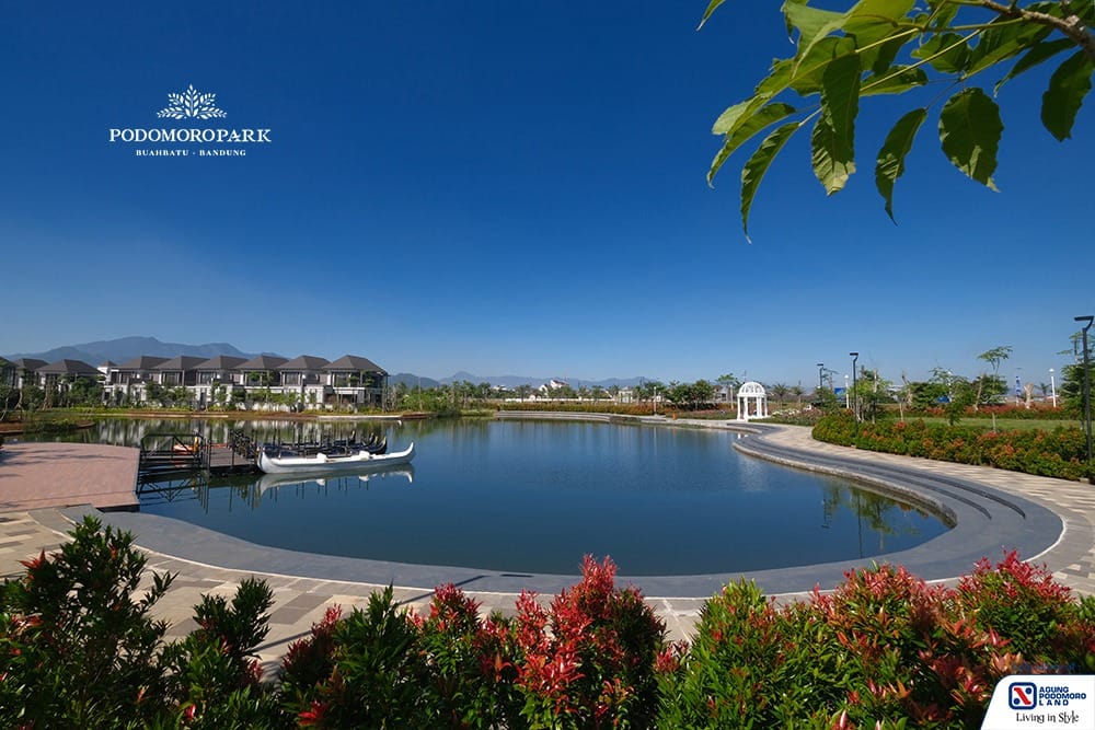 Pemandangan Majestic Lake danau buatan sepanjang 1 km di Podomoro Park Bandung