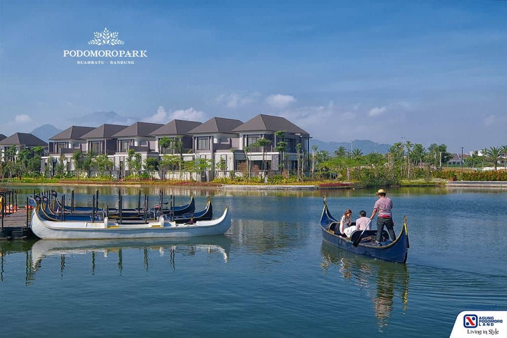 Mengelilingi Majestic Lake sambil menikmati pemandangan di Podomoro Park Bandung mengunakan gondola perahu khas dari Venesia