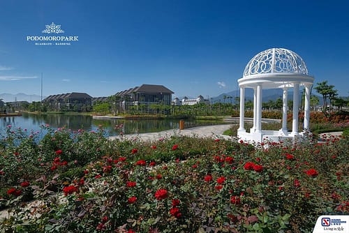 Taman bunga mawar dan gazebo di Majestic Lake Podomoro Park Bandung