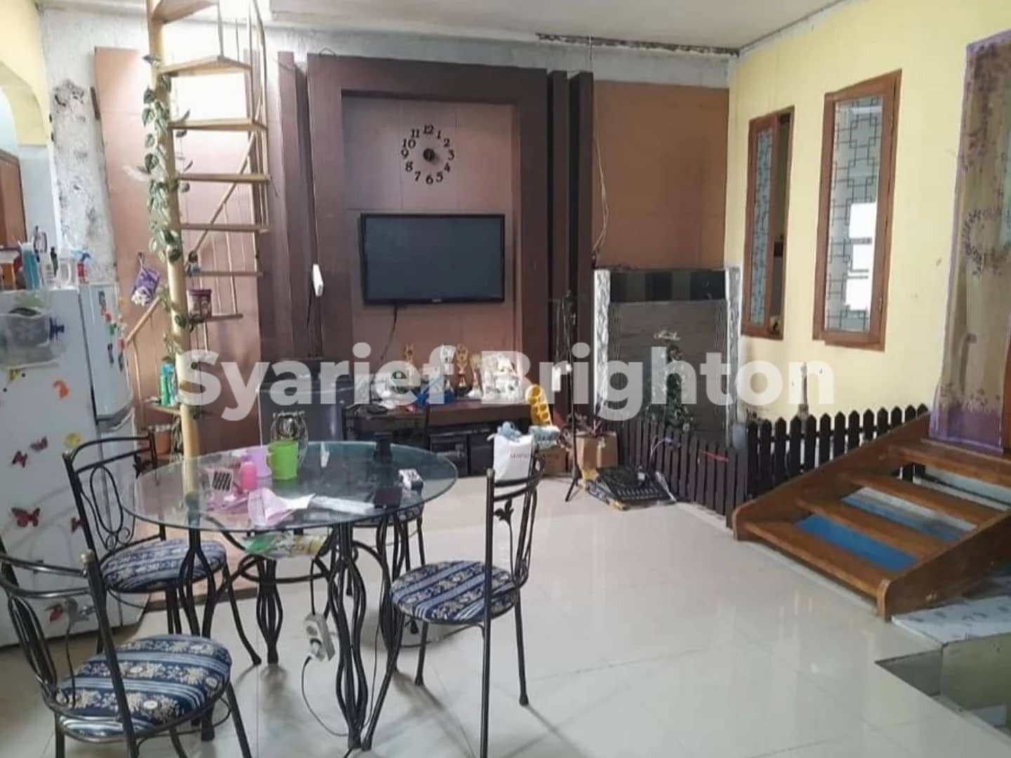 ruang keluarga dan ruang makan rumah 2 lantai di jl. budi cimahi utara dekat setra duta